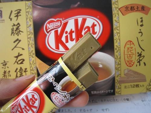 Kitkat Hojicha เป็นรสชาเขียวที่ผ่านการคั่วทำให้ได้กลิ่นหอมเฉพาะตัว อร่อยมาก