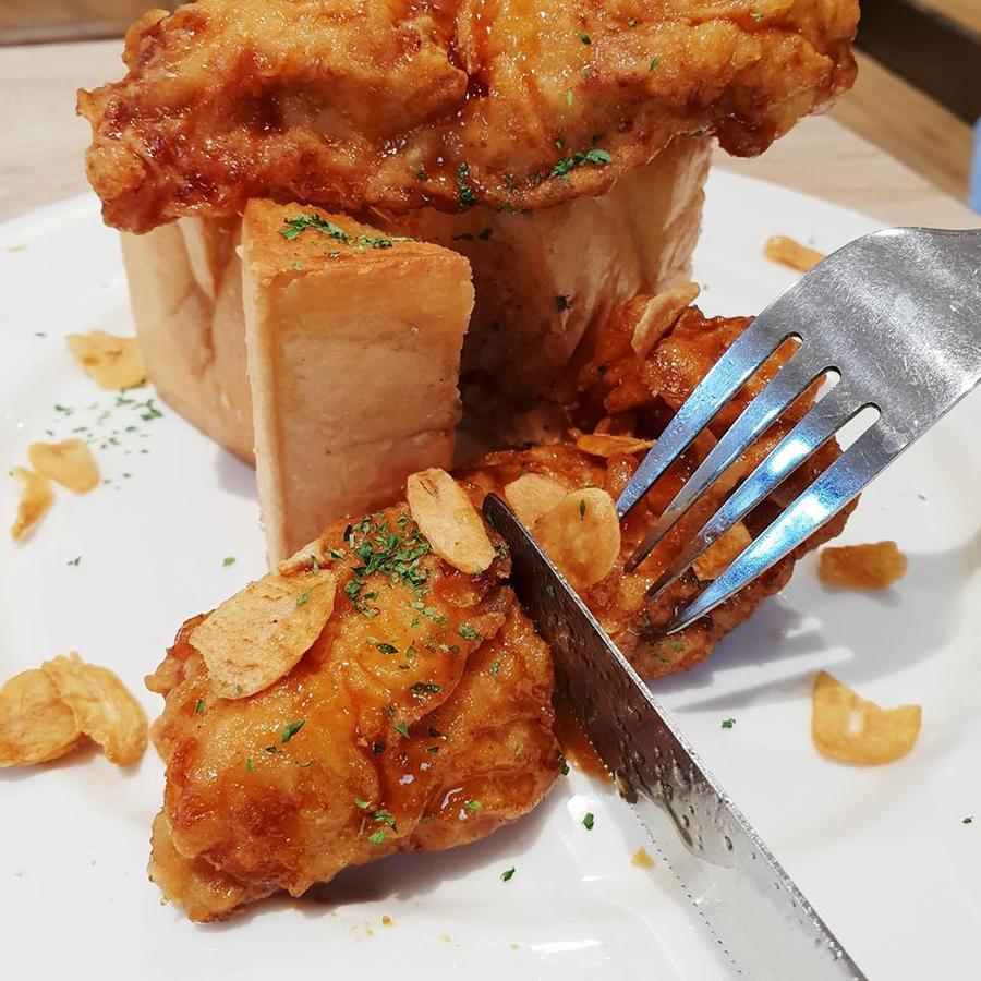 ไก่ชิ้นใหญ่ ๆ ชุ่มฉ่ำเต็มรสชาติ