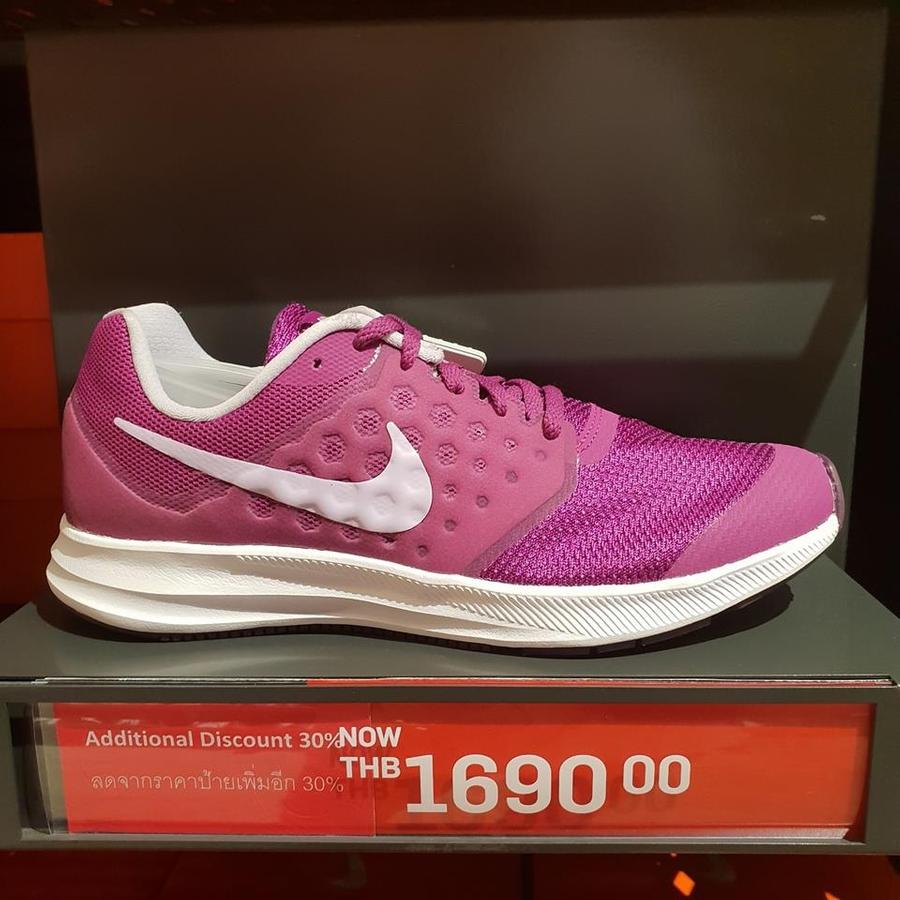 รองเท้า Nike ลดสูงสุด 60%