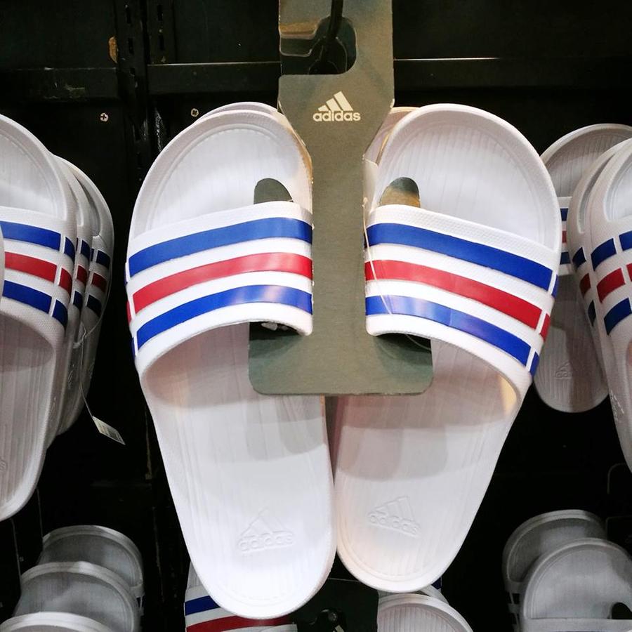 รองเท้าแตะ adidas ลดเหลือ 700.-