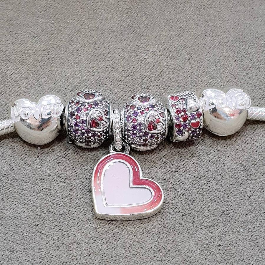 สร้อยข้อมือเปล่า ราคา 3650.- จี้กลมประดับรูปหัวใจ ราคา 3650.- จี้หัวใจสีเงิน ราคา 1850.- จี้หัวใจสีชมพู ราคา 2300.-