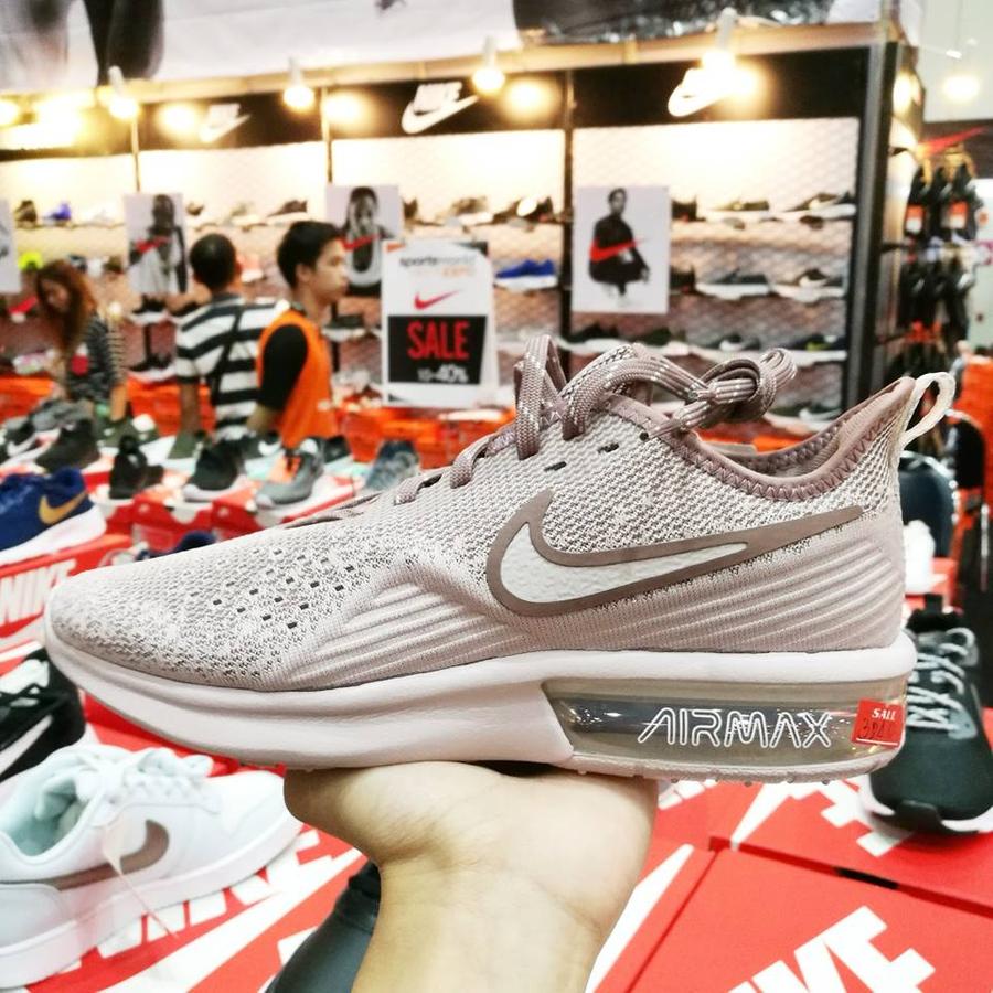 รองเท้า adidas ลดเหลือ 3240.-