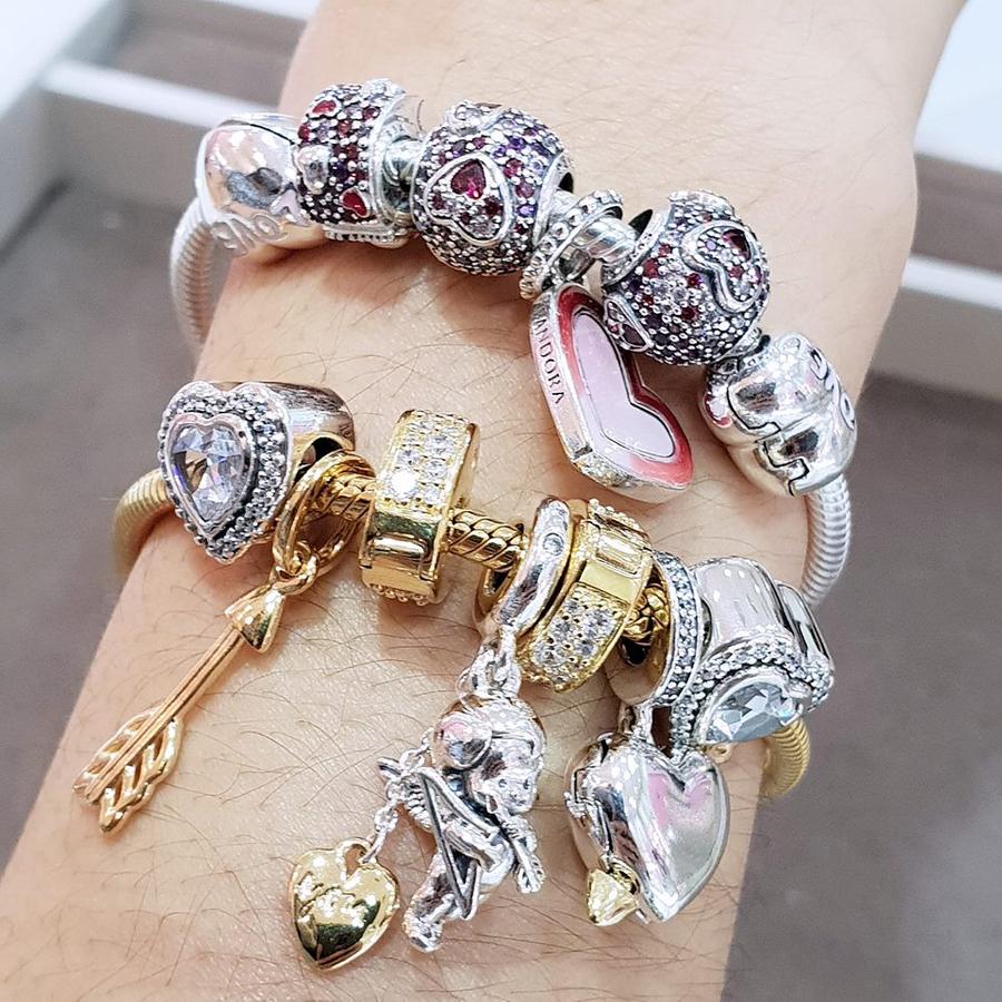 สร้อยข้อมือเปล่า ราคา 3650.- จี้กลมประดับรูปหัวใจ ราคา 3650.- จี้ลูกศรสีทอง ราคา 2300.-