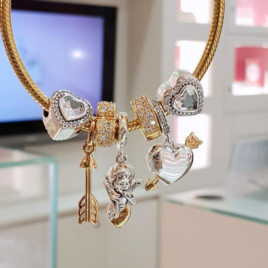 วยมากจ้า ใส่แล้วทำให้รู้สึกมีค่าขึ้นมาทันที สร้อยข้อมือเปล่า ราคา 3650.- จี้กลมประดับรูปหัวใจ ราคา 3650.- จี้ลูกศรสีทอง ราคา 2300.-